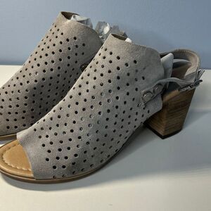 Sophia Milano Italy Perforated Peep Toe Slingback Sandals wood Block Heel 8.5 Gr